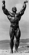 Sergio Oliva nella sua classica posa di tricipiti